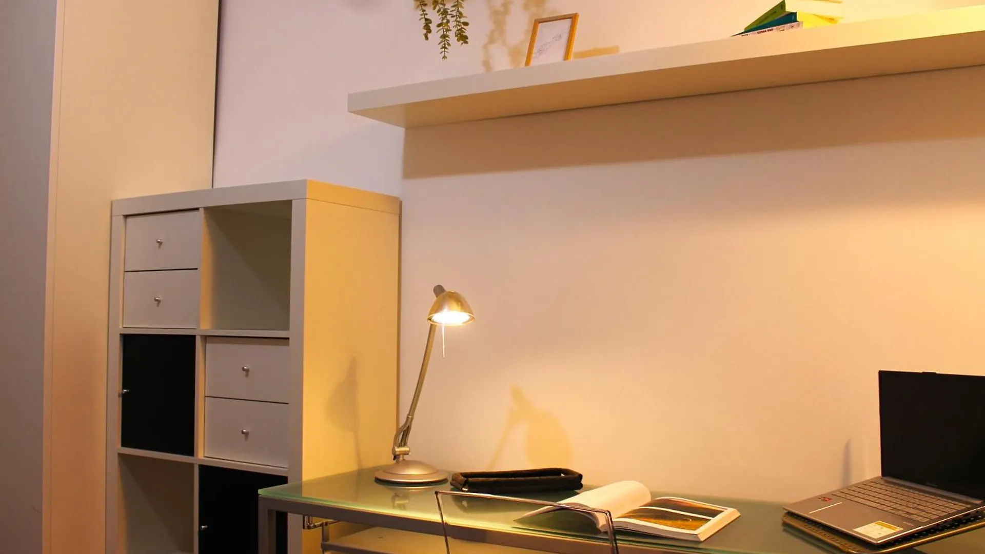 Apartment Elegant 2 Bedroom Apt - 10 Min To Duomo, 2 Min To Subway Milan Italy
