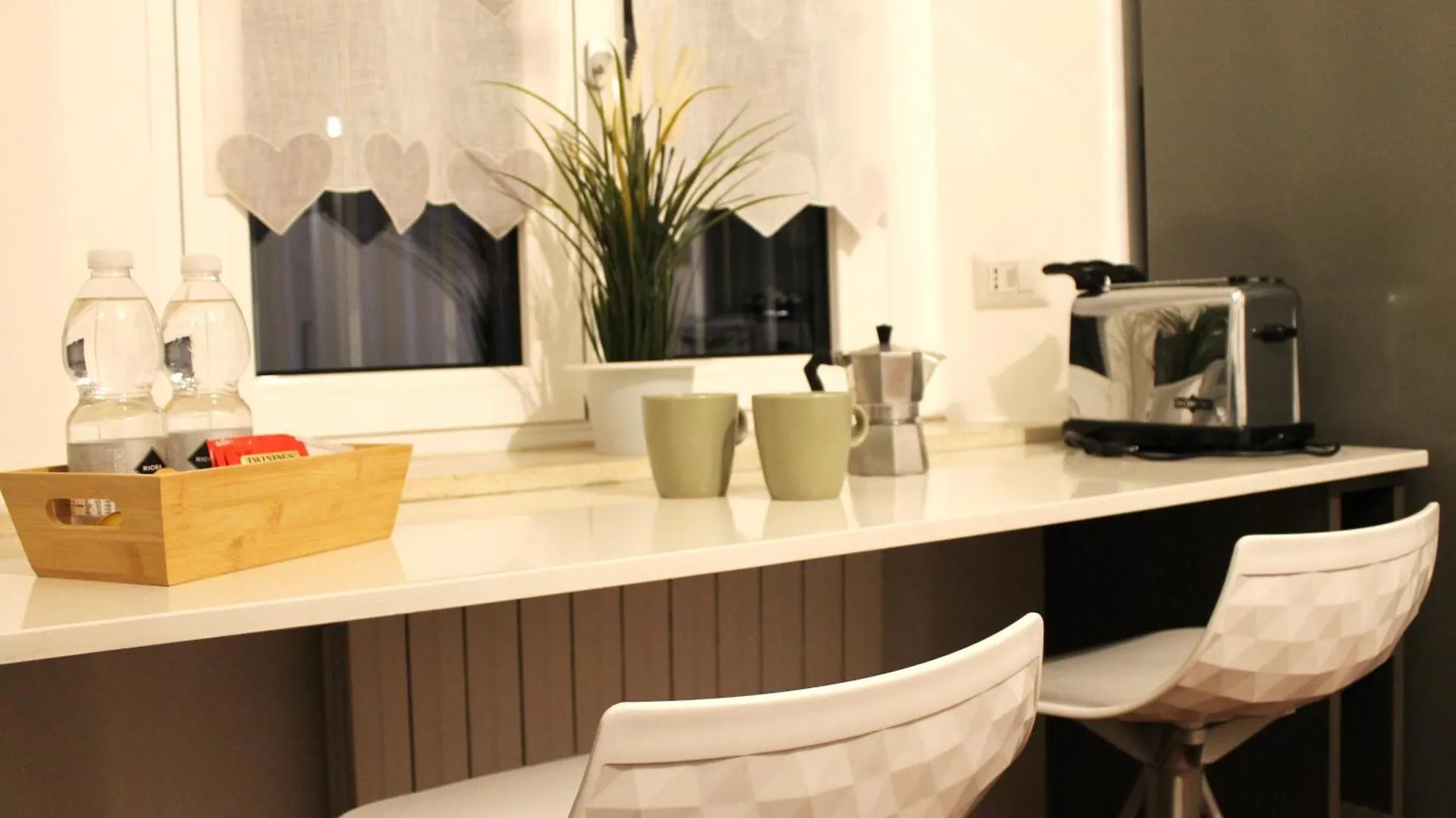 Apartment Elegant 2 Bedroom Apt - 10 Min To Duomo, 2 Min To Subway Milan Italy