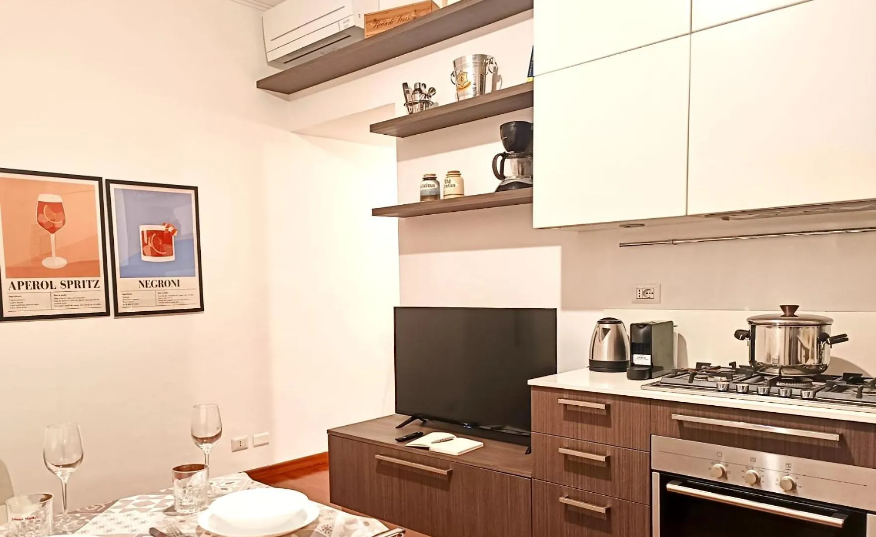 Elegant 2 Bedroom Apt - 10 Min To Duomo, 2 Min To Subway Milan Italy